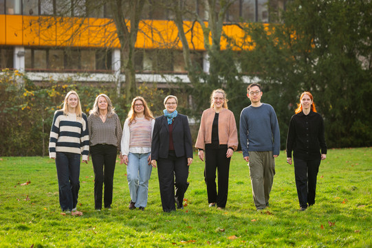Mitarbeiter*innen des Teams Neuere und neueste deutsche Literatur mit dem Schwerpunkt Gender und Diversität; von links nach rechts: Vivien Ashoff, Tamara Dittrich, Fia Rebecca Agethen, Sigrid Nieberle, Lara Carina Schlömer, Zhengtao Ding, Linda Leskau