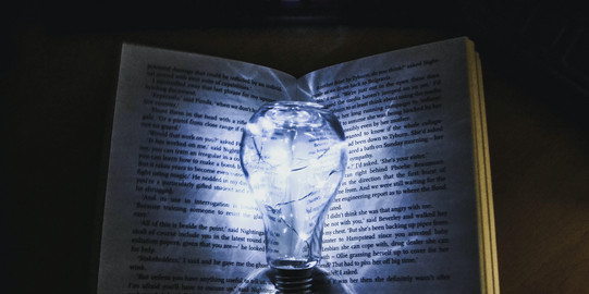 Buch und Glühbirne