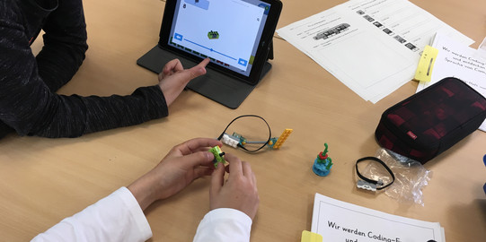 Kinder mit Tablet
