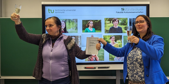 links: Prof. Dr. Barbara Mertins; rechts: Dr. Renate Delucchi Danhier