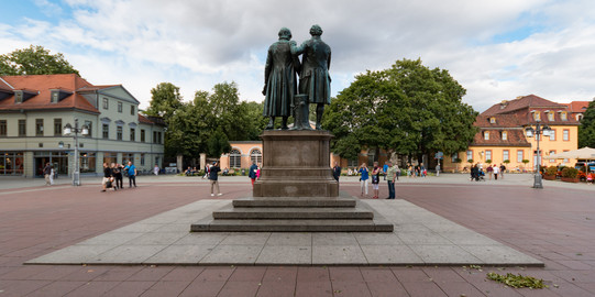 Foto des Goethe und Schiller-Denkmals in Weimar