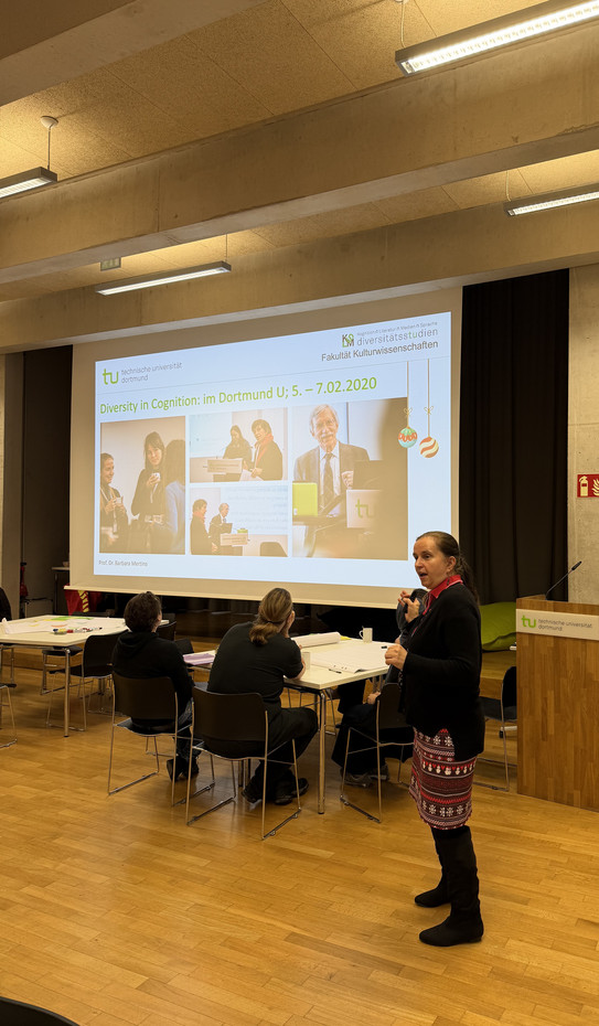 Prof. Dr. Barbara Mertins bei einem Vortrag