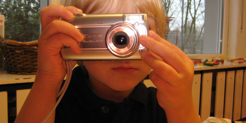 Kind mit einer Kamera