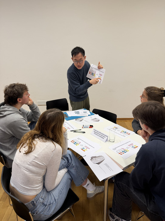 Zhengtao Ding bei einer Präsentation