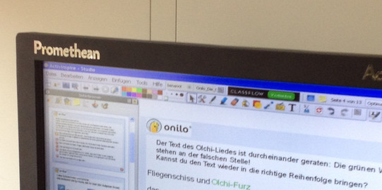 Kind schreibt auf einem Bildschirm