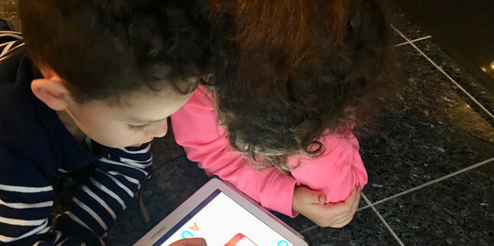 Zwei Kinder mit einem Tablet