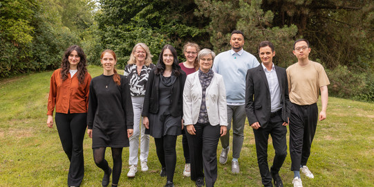 Mitarbeiter*innen des Teams Neuere und neueste deutsche Literatur mit dem Schwerpunkt Gender und Diversität; von links nach rechts: Clara Dornseifer, Linda Leskau, Tamara Dittrich, Vivian Jung, Lara Carina Schlömer, Sigrid Nieberle, Jordan Kasper, Tim Baumann, Zhengtao Ding