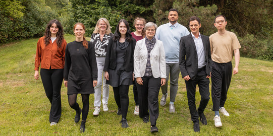 Mitarbeiter*innen des Teams Neuere und neueste deutsche Literatur mit dem Schwerpunkt Gender und Diversität; von links nach rechts: Clara Dornseifer, Linda Leskau, Tamara Dittrich, Vivian Jung, Lara Carina Schlömer, Sigrid Nieberle, Jordan Kasper, Tim Baumann, Zhengtao Ding